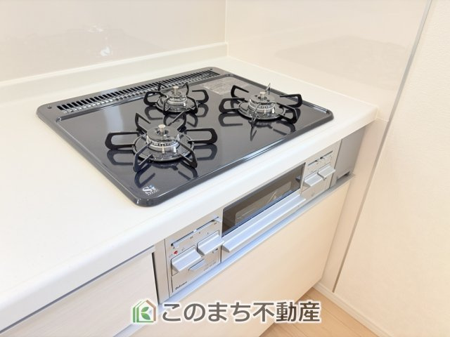 CRADLEGARDEN真岡市台町第9のキッチン|三ツ口コンロ採用で、同時調理もスムーズ◎！お料理を並べられるカウンター付きで、配膳・片付けをサポート！リビングで過ごすご家族とコミュニケーションを楽しみながら作業可能です♪