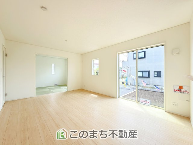 CRADLEGARDEN真岡市台町第9の居間・リビング|開放感のある広々としたリビング☆家族みんなでゆったりくつろげます♪
南側から暖かな日差しが差し込みます♪キッチンからリビングの様子がよく見渡せます☆