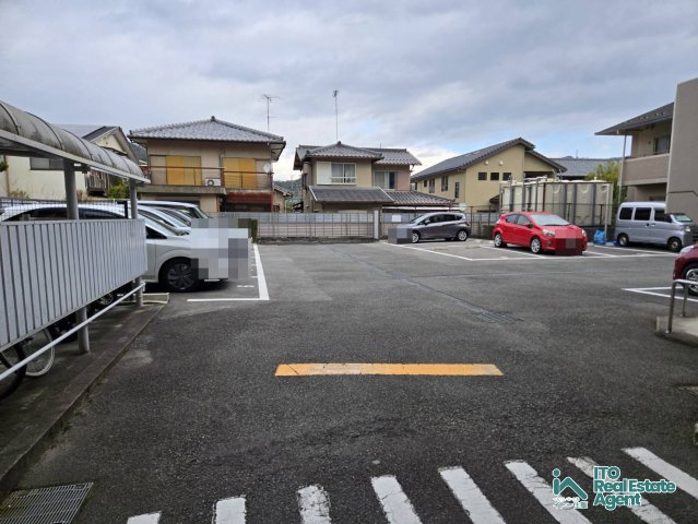 宝ヶ池通パーク・ホームズの駐車場