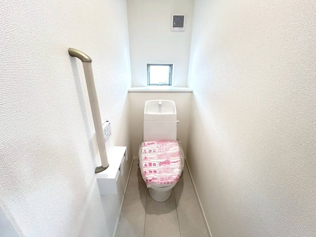 ハートフルタウン　一宮市西島町　全1区画分譲のトイレ|超表面平滑加工とイオンパワーの「セフィオンテクト」加工で、汚れが付きにくく落ちやすい仕様です。