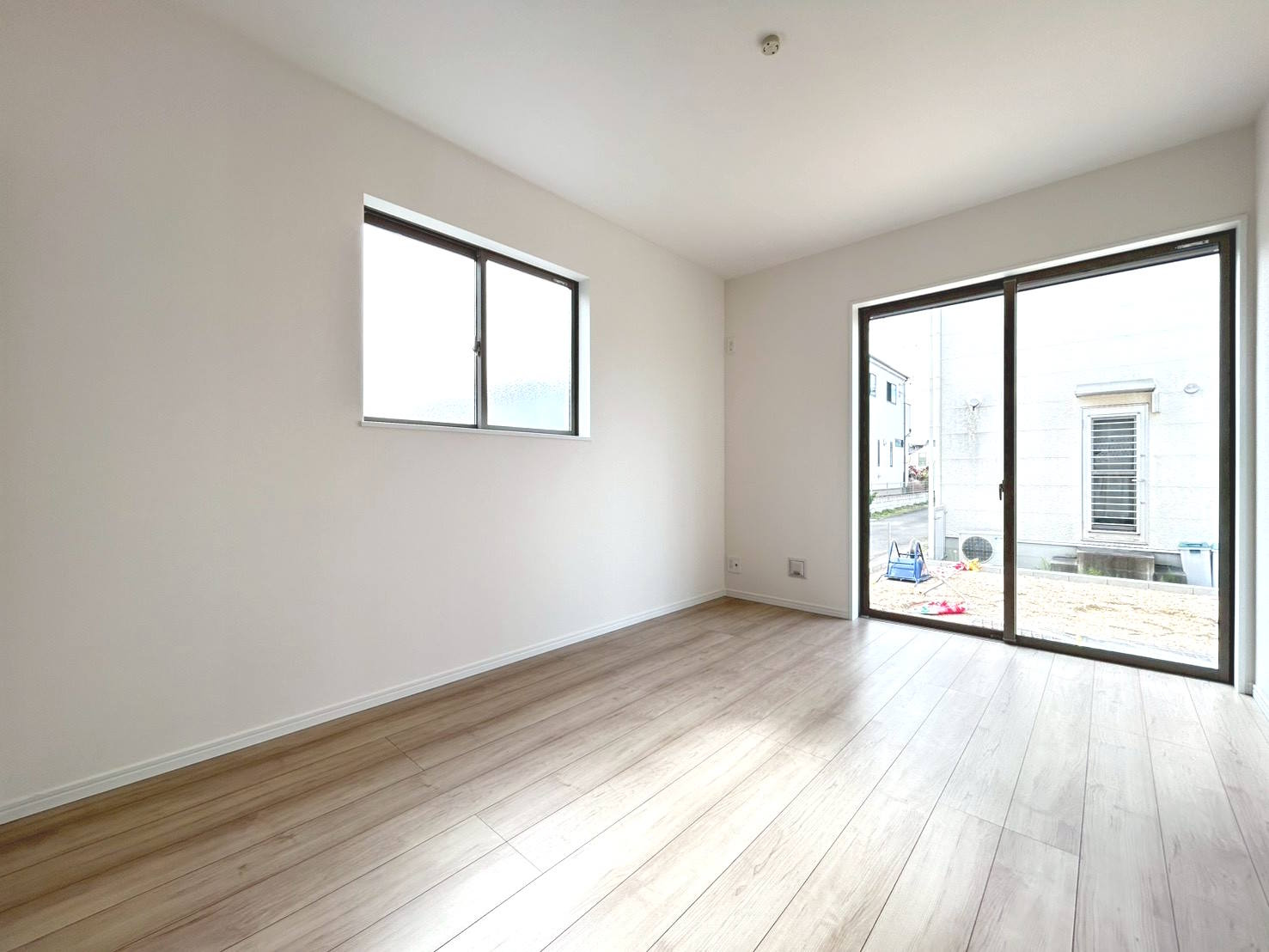 ハートフルタウン　一宮市西島町　全1区画分譲の洋室|木目の美しさを際立たせるシンプルデザインで、室内に落ち着きと安らぎを与えてくれます。