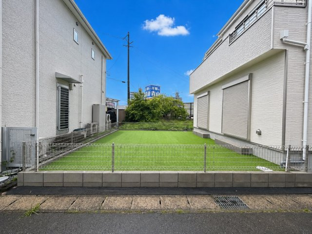 ハートフルタウン　一宮市西島町　全1区画分譲の庭|フェンスに囲まれた一面人工芝のお庭付です。