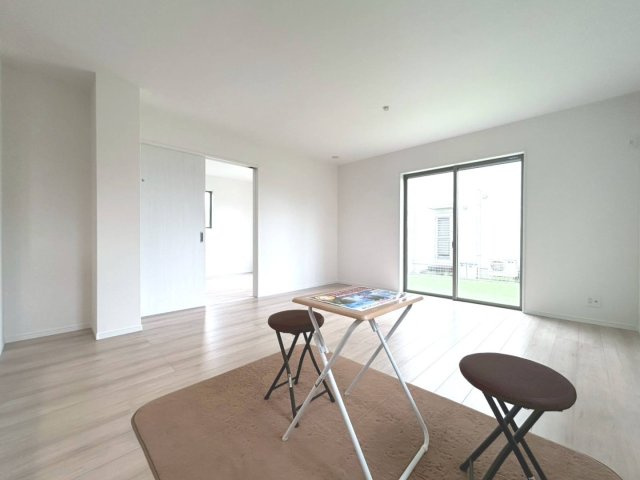 ハートフルタウン　一宮市西島町　全1区画分譲の居間・リビング|フローリング材には木目調で木材特有の風合いがあり、ナチュラルな美しさになっています。