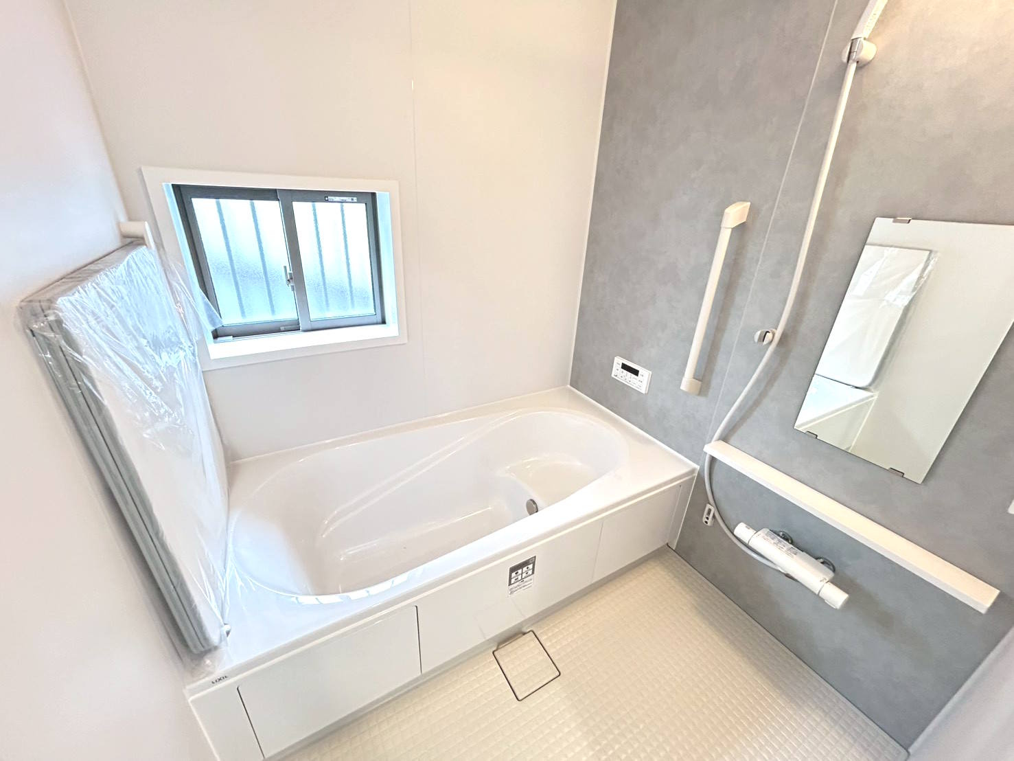 ハートフルタウン　一宮市西島町　全1区画分譲の浴室|明るく清潔なバスルームで、保温浴槽を使用しており４時間たっても湯温低下は約2.5度の省エネ仕様です。
