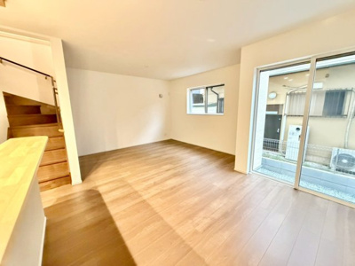 【居間・リビング】 | 大野台１丁目　新築分譲住宅　全２区画 | 【ＬＤＫ約１６．６帖】大きな窓のあるリビングは、陽光あふれる明るい空間です♪居心地良く、ご家族皆がゆったり寛げる憩いの空間となりそうです♪