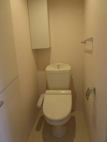 エトワールⅡのトイレ|落ち着いた色調のトイレです