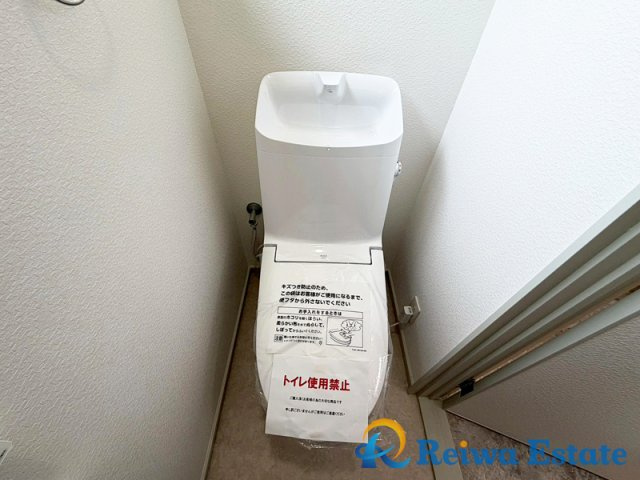 中古戸建　茅ヶ崎市高田1丁目のトイレ|様々な機能が付いた温水洗浄便座。
