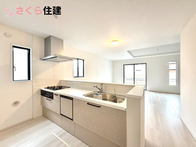 リガーレさくら市氏家11期　2号棟の内観：施工例|同社施工物件の写真です。三面鏡化粧台は鏡の裏までたっぷり収納を完備◎