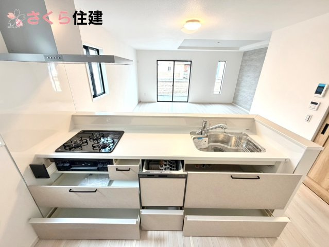 リガーレさくら市氏家11期　2号棟のキッチン|キッチン下収納は奥まで引き出せるので、大きく屈まなくても楽に必要なものがパッと取り出せます！
