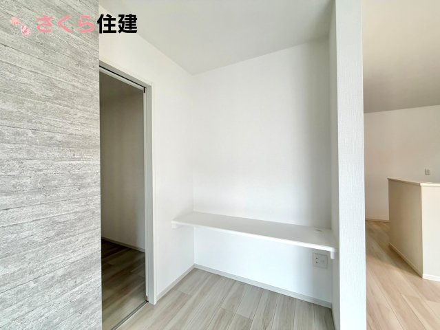 リガーレさくら市氏家11期　2号棟のその他共用部分|リビングの一角にカウンター　テレワークやPCスペース、お子様の宿題スペースなどマルチに活躍♪
