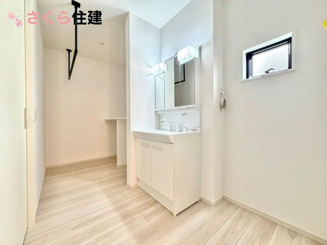 リガーレさくら市氏家11期　2号棟の洗面所|洗面台横にランドリーコーナーもゆったり。ドラム式も置ける余裕です。
