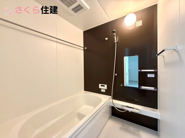 リガーレさくら市氏家11期　2号棟の浴室|梅雨の時期は大活躍の浴室乾燥機！家族の数だけ増える洗濯物もしっかり乾かせます。
