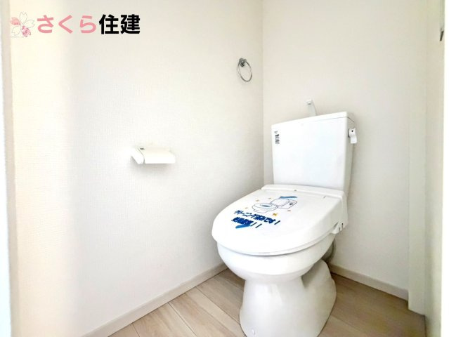 リガーレさくら市氏家11期　2号棟のトイレ|トイレは各階完備。夜、トイレに起きても、2階の寝室から1階のトイレに降りる必要はありません。