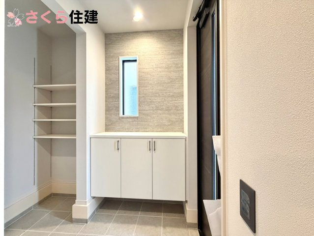 リガーレさくら市氏家11期　2号棟の玄関|たっぷりしまえるシューズインクローク完備！お子様が帰宅後に靴を片づける習慣も自然に身につきそうですね