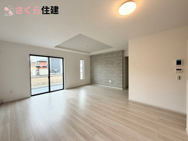 リガーレさくら市氏家11期　2号棟の内観：施工例|同社施工物件の写真です。三口コンロでお料理の効率アップ♪