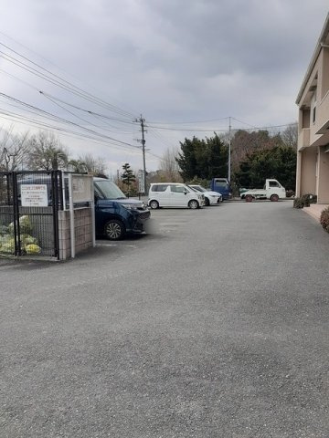 グリーンハイツ鷹取の駐車場
