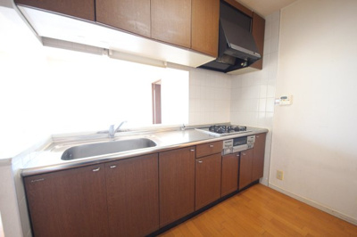 【キッチン】 | レークパレス大津堅田 | 収納たっぷりのキッチン、別角度