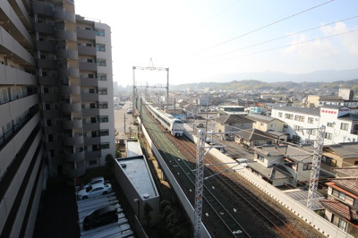 【展望】 | レークパレス大津堅田 | 通路側の眺望、目の前をJRが通るので、電車好きにはたまりません