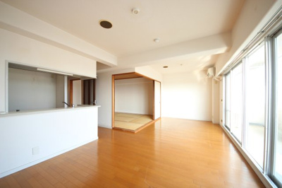 【居間・リビング】 | レークパレス大津堅田 | リビング別角度