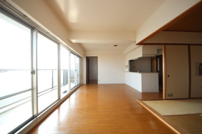 【居間・リビング】 | レークパレス大津堅田 | リビング別角度