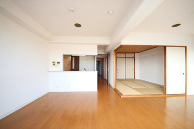 【居間・リビング】 | レークパレス大津堅田 | リビング別角度