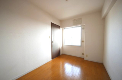 【洋室】 | レークパレス大津堅田 | 約5帖の洋室別角度