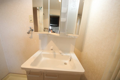 【独立洗面台】 | レークパレス大津堅田 | 三面鏡の洗面台、収納力あります