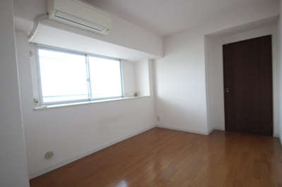 【洋室】 | レークパレス大津堅田 | 約7帖の洋室、別角度