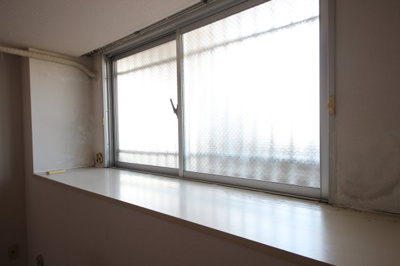 【洋室】 | レークパレス大津堅田 | 洋室で出窓カウンター