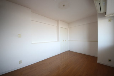 【洋室】 | レークパレス大津堅田 | 約7帖の洋室、別角度