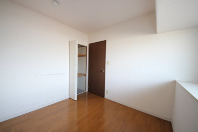 【洋室】 | レークパレス大津堅田 | 約5.3帖洋室、別角度