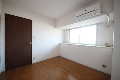 【洋室】 | レークパレス大津堅田 | 約5.3帖洋室、別角度