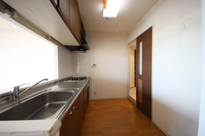 【キッチン】 | レークパレス大津堅田 | ゆったりキッチンスペース、洗面室に直接行き来できます