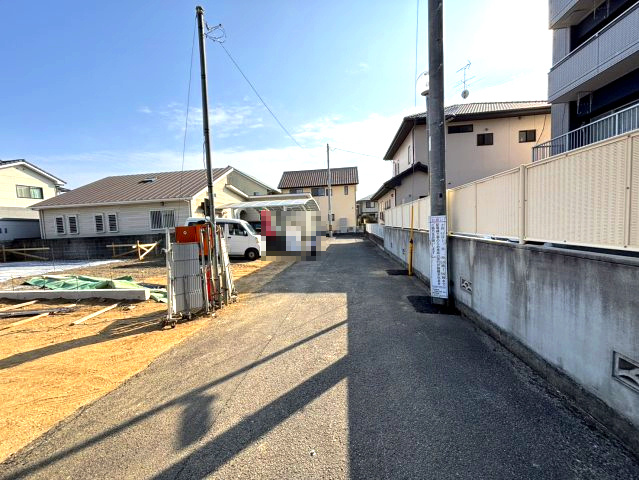 余戸中3丁目の新築のおうち①　松山市余戸中3丁目新築戸建の前面道路含む現地写真|前面道路含む現地写真です