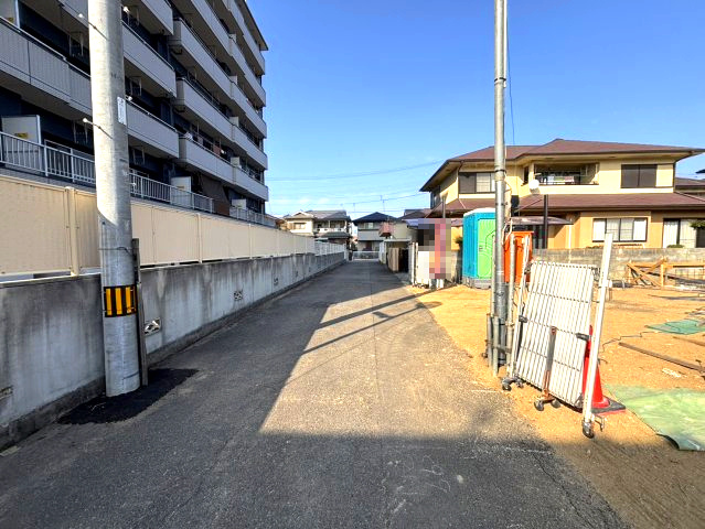 余戸中3丁目の新築のおうち①　松山市余戸中3丁目新築戸建の前面道路含む現地写真|前面道路含む現地写真です