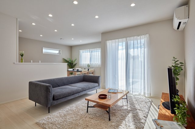 ミジュアリーコート辛川市場　④号地の居間・リビング|１７帖のリビングダイニング。