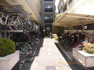 【その他共用部分】 | 屋根付きの駐輪場となっていますので、雨の日でも大切な自転車が濡れずに済みます。