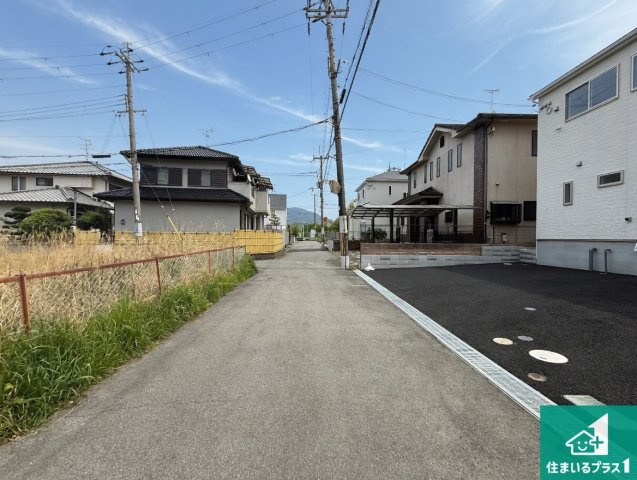 富田林市東板持町　第2期　新築一戸建ての前面道路含む現地写真|周辺は閑静な住宅街！前面道路広々で車の出し入れも便利です。駐車が苦手な方でも安心して車庫入れできます！