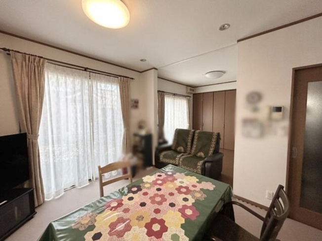 【居間・リビング】 | 家族が自然と集まるリビングは広々18.4帖！大きな家具の配置も◎