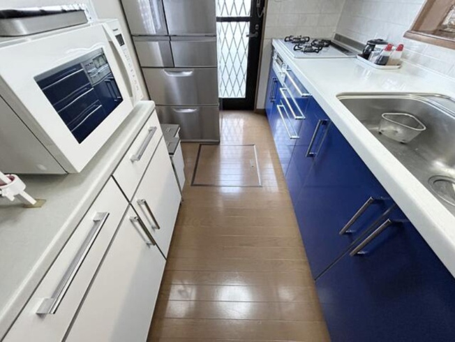 【キッチン】 | 複数同時に調理ができ毎日の料理も捗る3口コンロ完備！　　　　
豊富な収納で、調理器具や食器類もすっきり片付きます◎　　