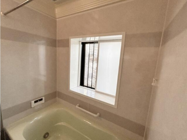 【浴室】 | 自然換気ができて湿気がこもりにくい浴室に窓付き！　　　　　　　　　
カビやニオイの発生を抑え、浴室を清潔に保ちやすくなります♪