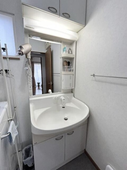 【独立洗面台】 | 洗顔や歯磨き、ヘアセットなど、毎日のルーティンを快適に行えます♪