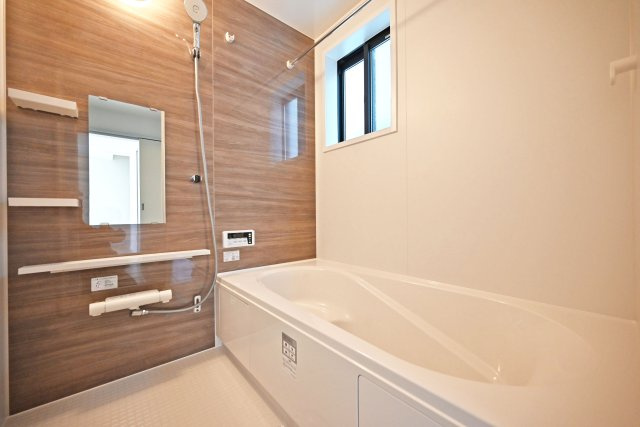 テラシエ大庄中通１丁目新築一戸建て│4LDK+駐車駐輪の浴室|1階浴室の内観写真です。浴室暖房乾燥機付きの1616サイズ、Housetec製のユニットバスを導入しました。