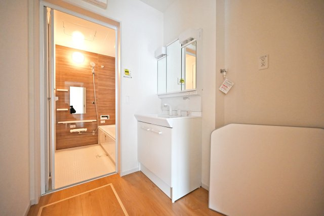 テラシエ大庄中通１丁目新築一戸建て│4LDK+駐車駐輪の独立洗面台|洗面室に入ってすぐの内観写真です。900mm幅のシャンプードレッサーを導入しており、広々と使用できます。十分な明るさのある2照明を採用し、朝支度もスムーズに進みます。