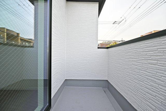 テラシエ大庄中通１丁目新築一戸建て│4LDK+駐車駐輪のバルコニー|2階バルコニーには奥行きがあってたくさんの洗濯物を干すことができ、陽光がたっぷりと室内に行き届きます。