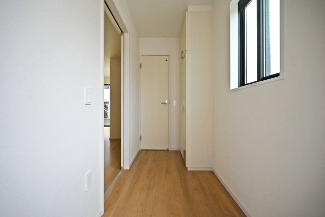 テラシエ大庄中通１丁目新築一戸建て│4LDK+駐車駐輪の玄関|1階玄関に入ってすぐの内観写真です。 上部まで収納があるシューズBOX付き。 毎日使う玄関回りも常に片付いた状態を維持できそうです。