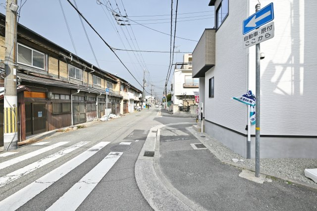 テラシエ大庄中通１丁目新築一戸建て│4LDK+駐車駐輪の前面道路含む現地写真|北側道路幅員は約5ｍ幅です。