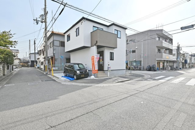 テラシエ大庄中通１丁目新築一戸建て│4LDK+駐車駐輪の前面道路含む現地写真|現地、北西側から撮影した前面道路含む現地外観写真です。
三方角地の為、開放感がございます。