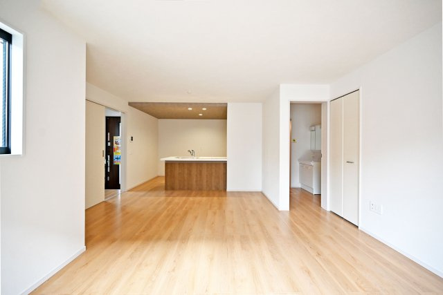 テラシエ大庄中通１丁目新築一戸建て│4LDK+駐車駐輪の居間・リビング|1階LDKをリビング側から正面に撮影した内観写真です。ナチュラルテイストな内装はどんな家具も合わせやすく、お好みのインテリアコーディネートをお楽しみいただけます。