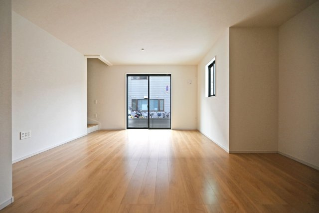 テラシエ大庄中通１丁目新築一戸建て│4LDK+駐車駐輪の居間・リビング|1階LDKをキッチン側から正面に撮影した内観写真です。奥行きがある縦長リビングなので、収納や家具の配置、インテリアコーディネートがしやすいです。